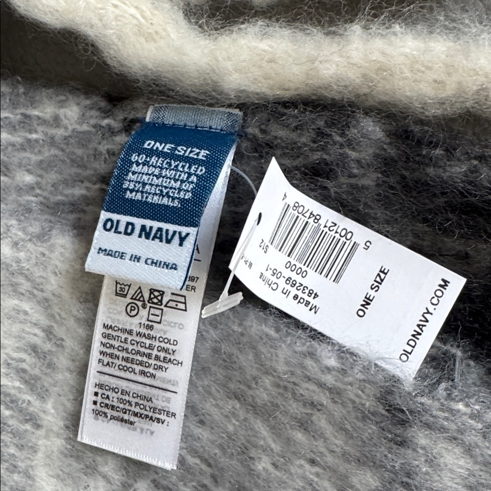 Old Navy Soft Gray and Cream Scarf - Picture 4 of 4